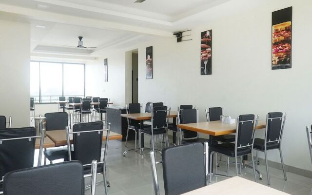 OYO 11551 Hotel Pioneer 2
