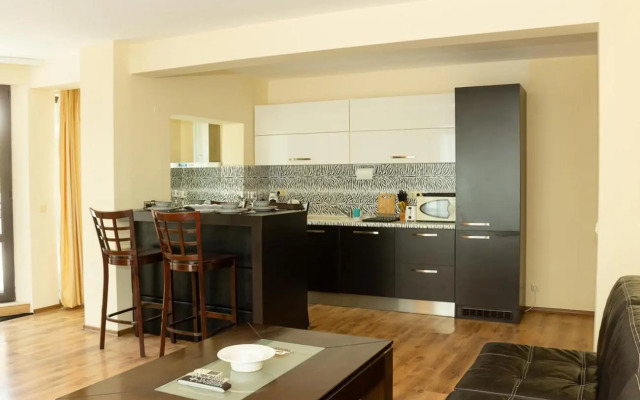 Cozy 1BD Apartment with a Spacious Terrace