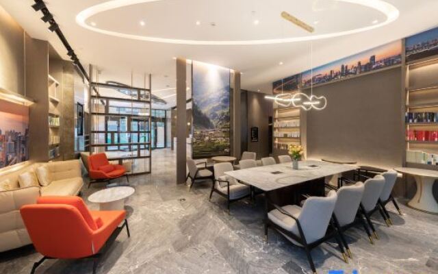 Atour Hotel Wuhan Guanggu Qingnianhui Jinrong Port