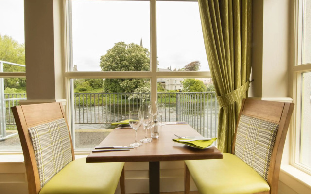 Riverside Hotel