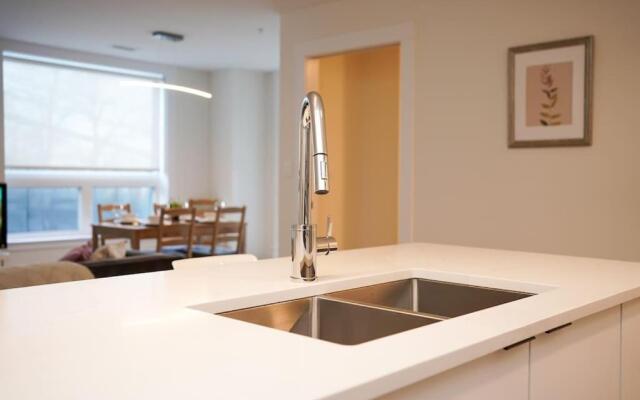 New Luxurious Modern 2BR Condo Sleeps 5 Coffee, AC, WIFI