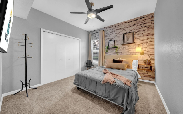 Modern 2BR Pool Gym Pet-friendly 12