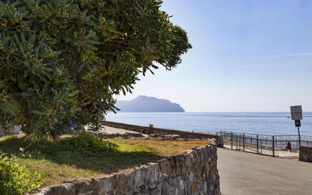 Quinto Seaview Apartment by Wonderful Italy