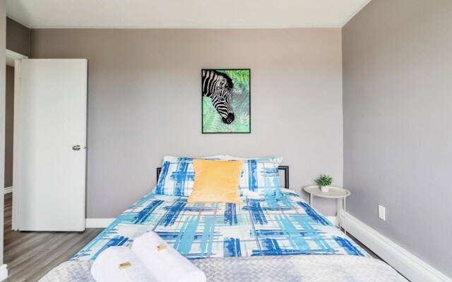 Spacious 2BR Apt With King bed Near DT Hamilton