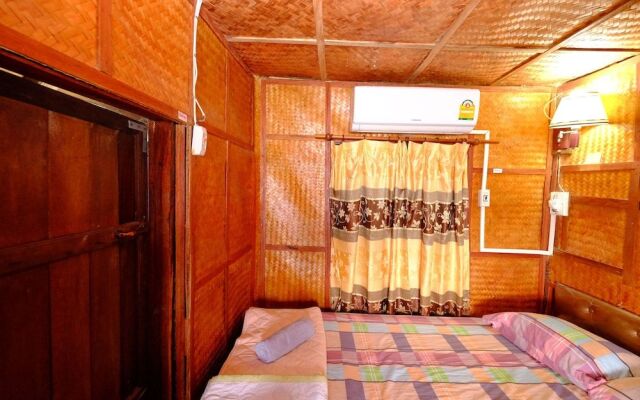 Baanpakrimklong Sukhamon Homestay & Resort