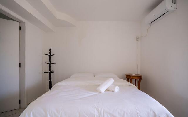 Apto 2Q com suíte 100m do mar em Bombas ROR0001