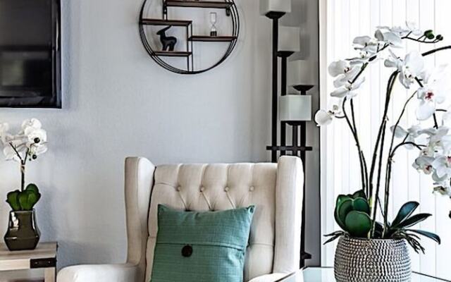 Sunscape Getaway 1BR by Casago