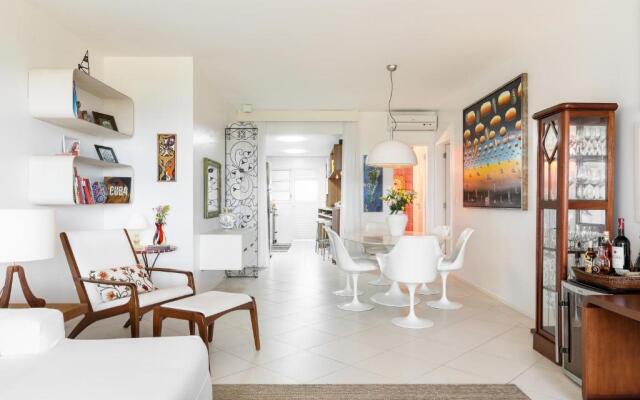 Apartamento com 4 suítes pé na areia