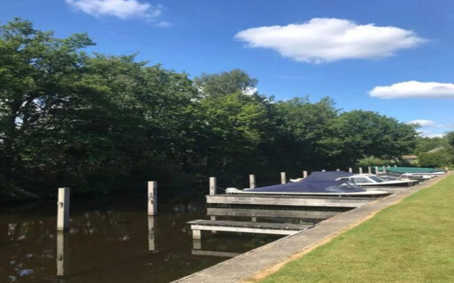 Tranquil Lakeside Stay for 4 Guests