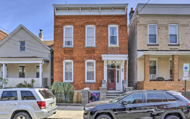 Updated Bayonne Townhome ~ 11 Mi to Nyc!