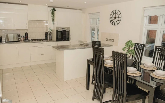 Lovely 3-bed House in Solihull