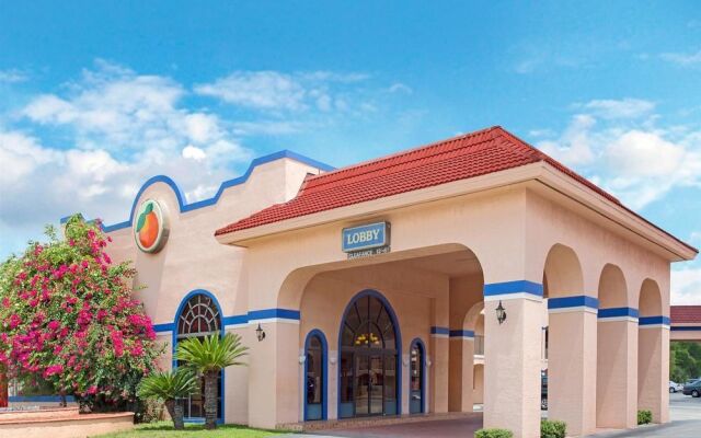 Travelodge Suites by Wyndham Kissimmee Orange