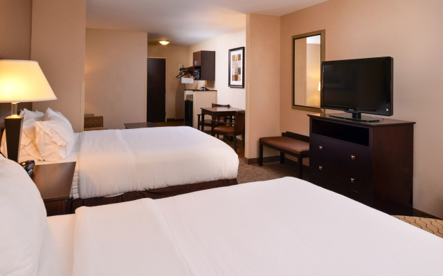 Holiday Inn Express and Suites Fairmont by IHG