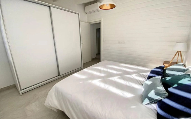 Marina Beach 2, between Anse Marcel marina and beach