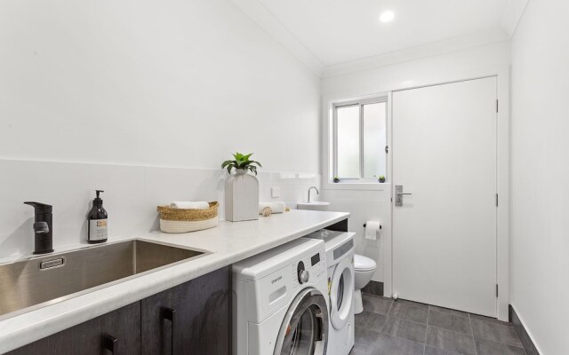 Whale Studio Apartment, 1a Ocean Street