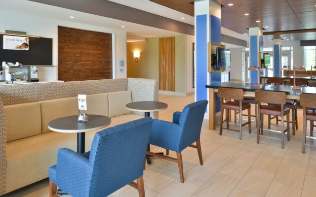 Holiday Inn Express & Suites Omaha Airport
