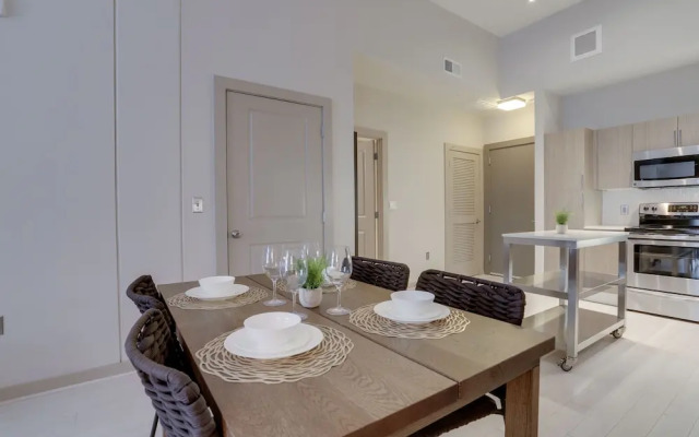 Fantastic Condo at Crystal City With Gym