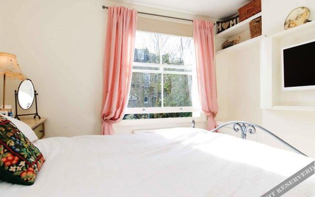 Veeve  Light And Open 2 Bed House Moore Park Road Fulham