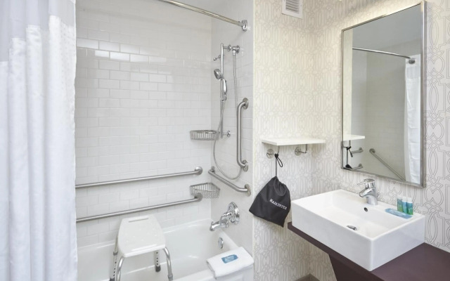 Holiday Inn Express Chicago - Magnificent Mile by IHG