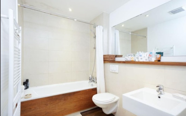 Modern 4 Bedroom Canal-side North London Flat