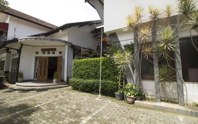 Rumah Asri Bed and Breakfast by RedDoorz