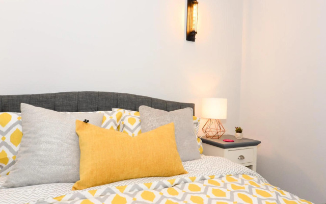 Amazing Apartment near Bournemouth, Poole & Sandbanks - WiFi & Netflix - Newly Renovated! Great Location!