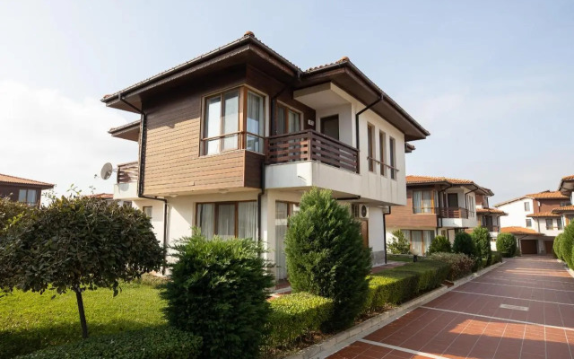 Villas in Complex Trakiyskiy Bryag