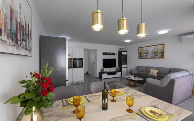 Kastel Stari Sunny Downtown Apartment With Terrace