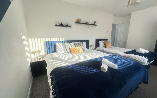 Airport House - Long Stays, Near Hospital!