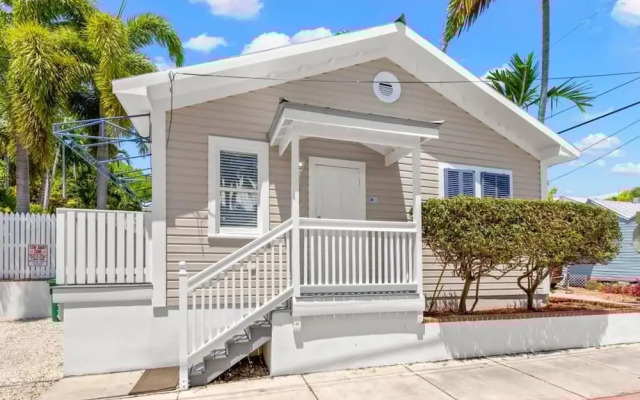 Poolside Paradise by Brightwild Heated Pool