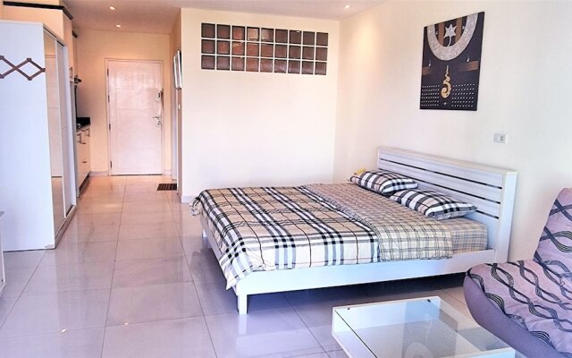 Jomtien Plaza Residence Large Modern Studio Apartment