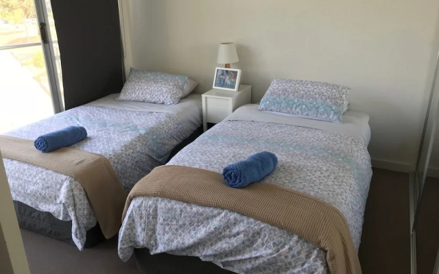 Marina View Apartment on the Maribyrnong River, Melbourne