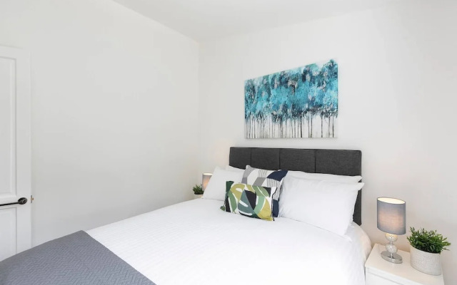 Skyvillion - Lush 2 Bed Hydean Way House & Garden