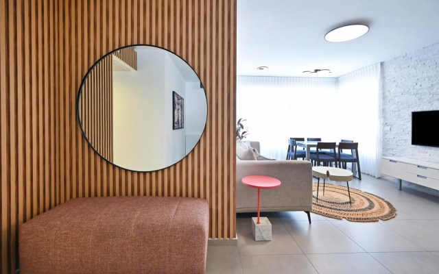 Designed 3BR in Frishman 15 by HolyGuest