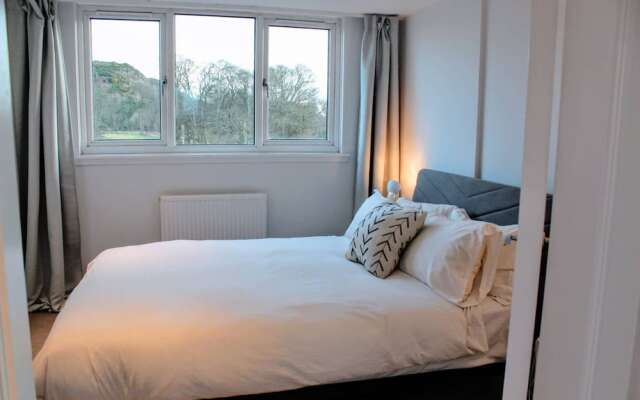 Beautiful Home With Castle Views and Garden and Parking