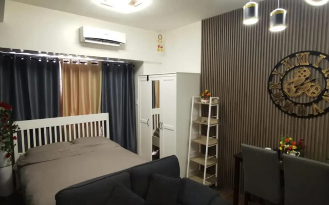 1BR balcony fast Internet Netflix in Makati Manila Air Residences