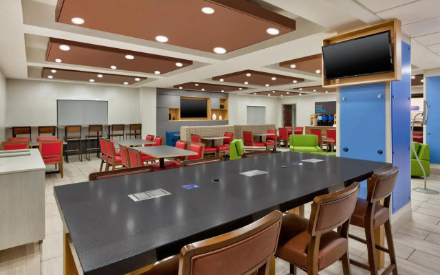 Holiday Inn Express Hotel & Suites Chesapeake by IHG