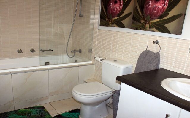 Sunlit Apartment Muizenberg Beachfront