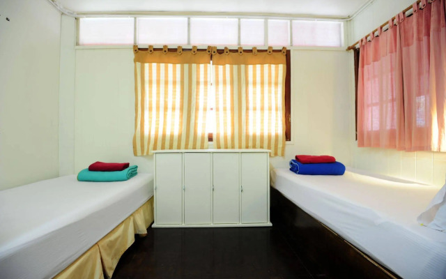 Phi Phi October House