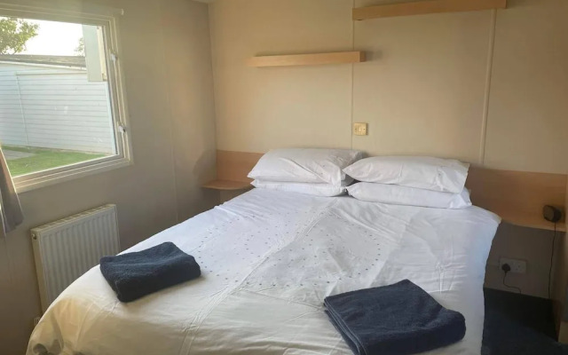 2022 Holiday Home 2 Bedroom With Decking