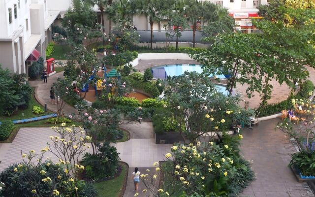 Pool View Green Bay Apartment Pluit