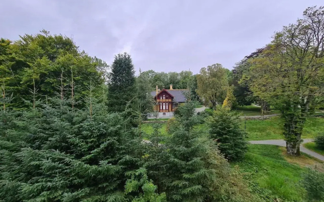 Beautiful Penthouse Near Center, 2-bedroom, Balcony and Free Parking