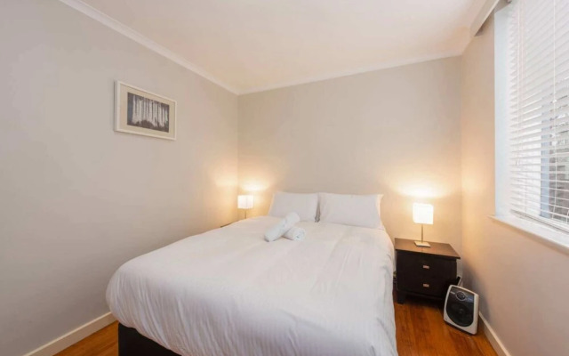 Light 2 Bedroom Apartment in Elwood With Balcony