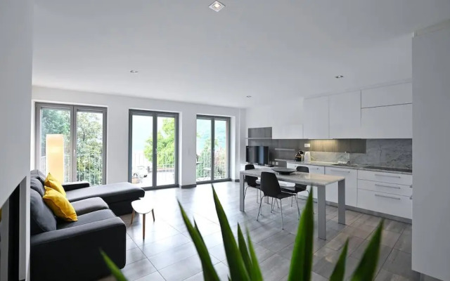 Sunny Suite With Lake View