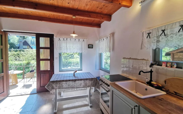 Sunny Wooden House on Creek, 30 Minutes Prague