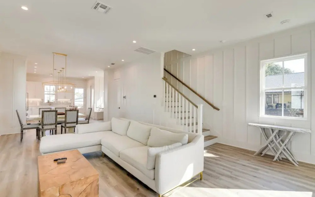 1 Mi to Ocean! Galveston Getaway w/ 2 Balconies