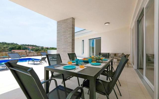 Villa Aura