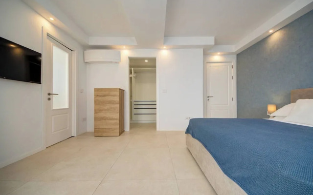 Luxury Penthouse With Private Pool and sea Views, Sleeps 6