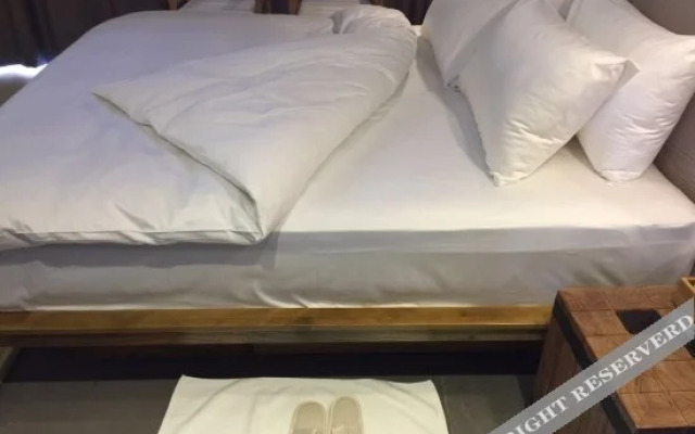 Tengchong and Shunhai Yan College Inn