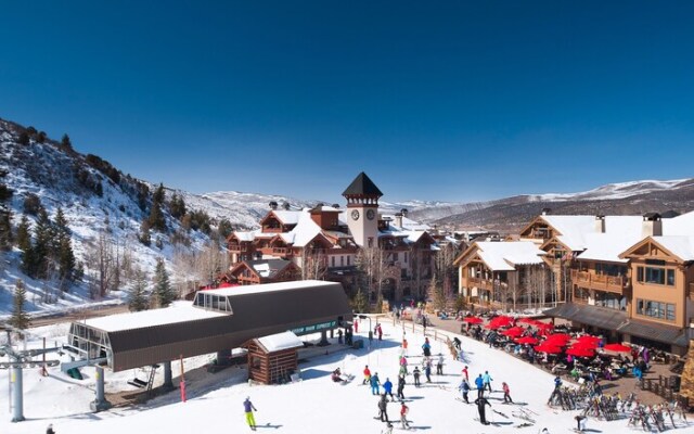 High Ceilings, Natural Light- 3 Bedroom Arrowhead Ge Condo by RedAwning